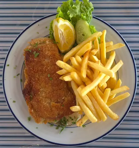 Schnitzel mit Pommes, Restaurant Oktoberfest in San Bernardino, Paraguay 